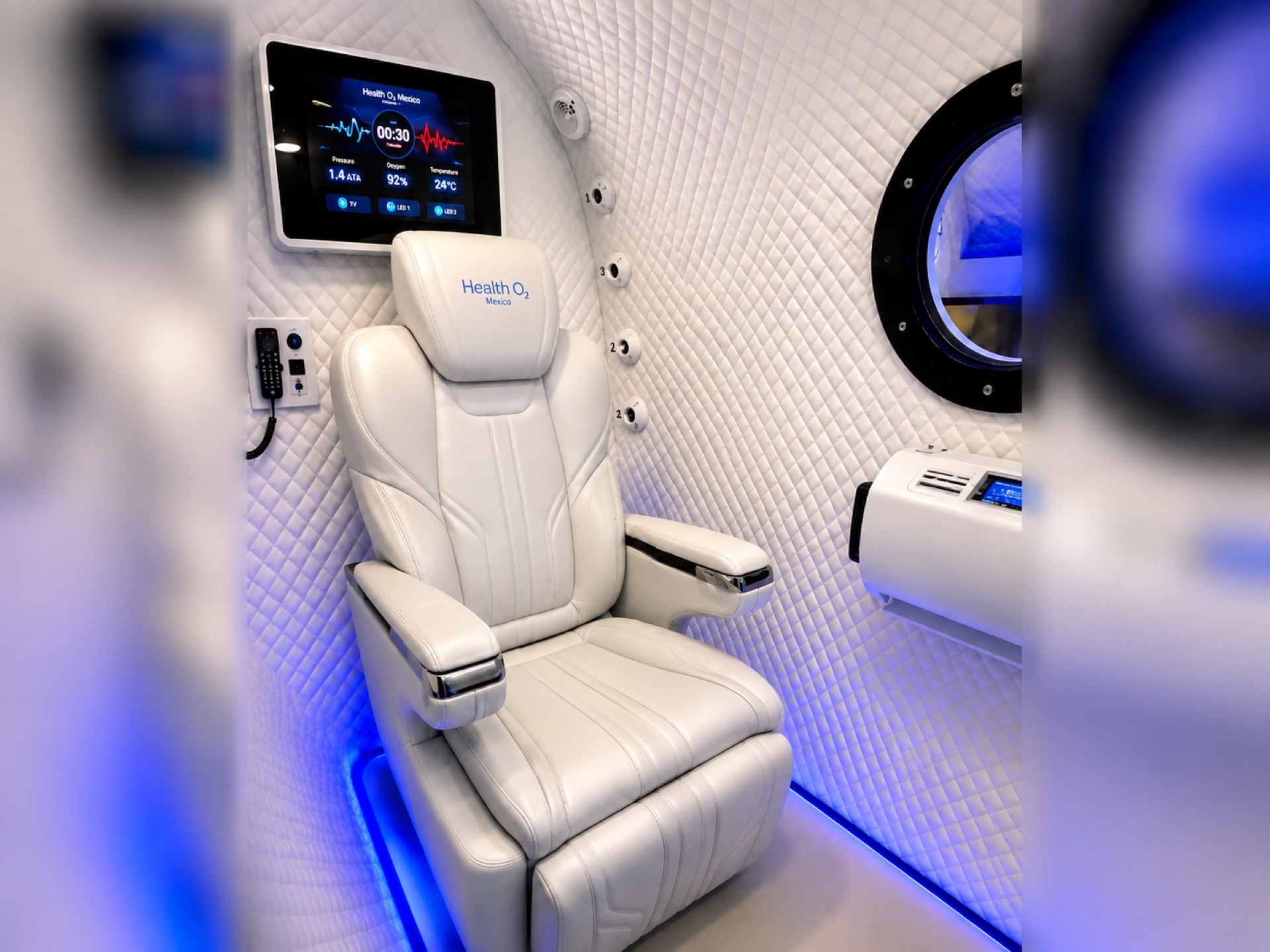 Single-seat chamber interior with control screen